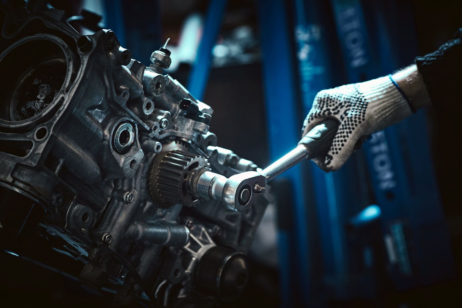 Ein Motor wird bearbeitet